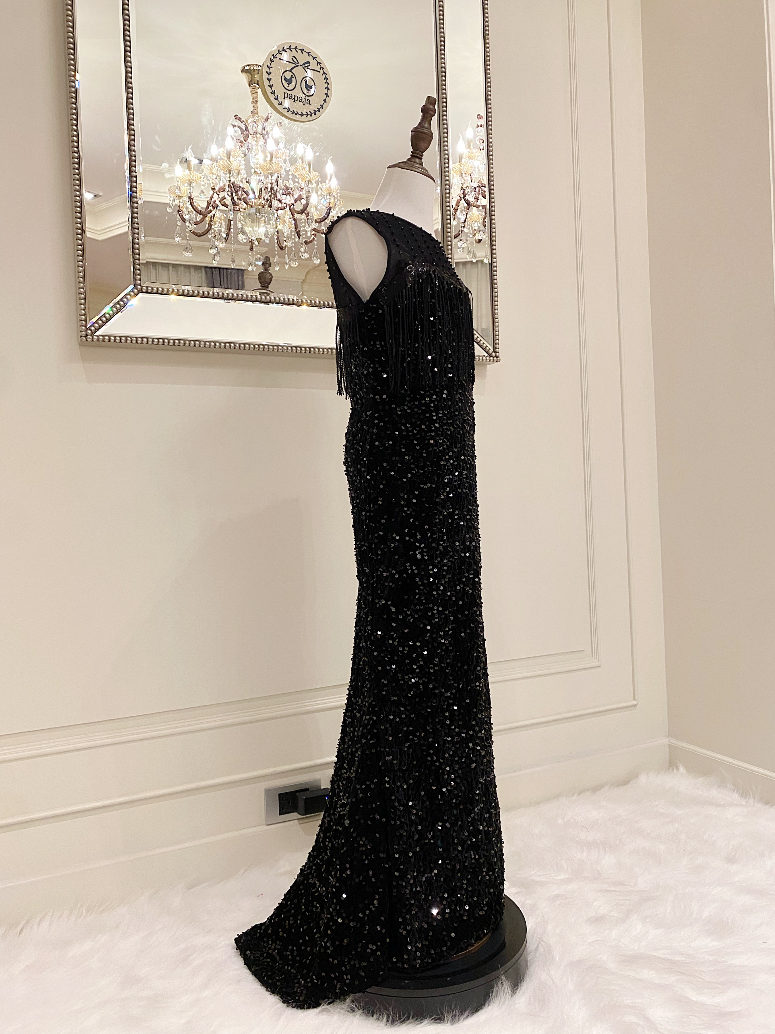 เดรสราตรียาวหางปลาสีดำแขนกุดปักเลื่อมทั้งชุด ดีเทลไหล่ซีทรู ชุดนี้แพทเทริน์ใส่สวยเข้ารูปร่าง