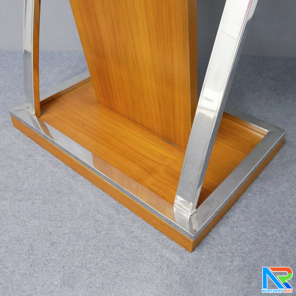 โพเดียมไม้ยืนคู่ Top หุ้มสแตนเลสยืนคู่ สีสัก ขนาด (W) 90x (L) 59 x (H) 120 cm. พร้อมตกแต่งเสาโค้งสแตนเลสเกรด304