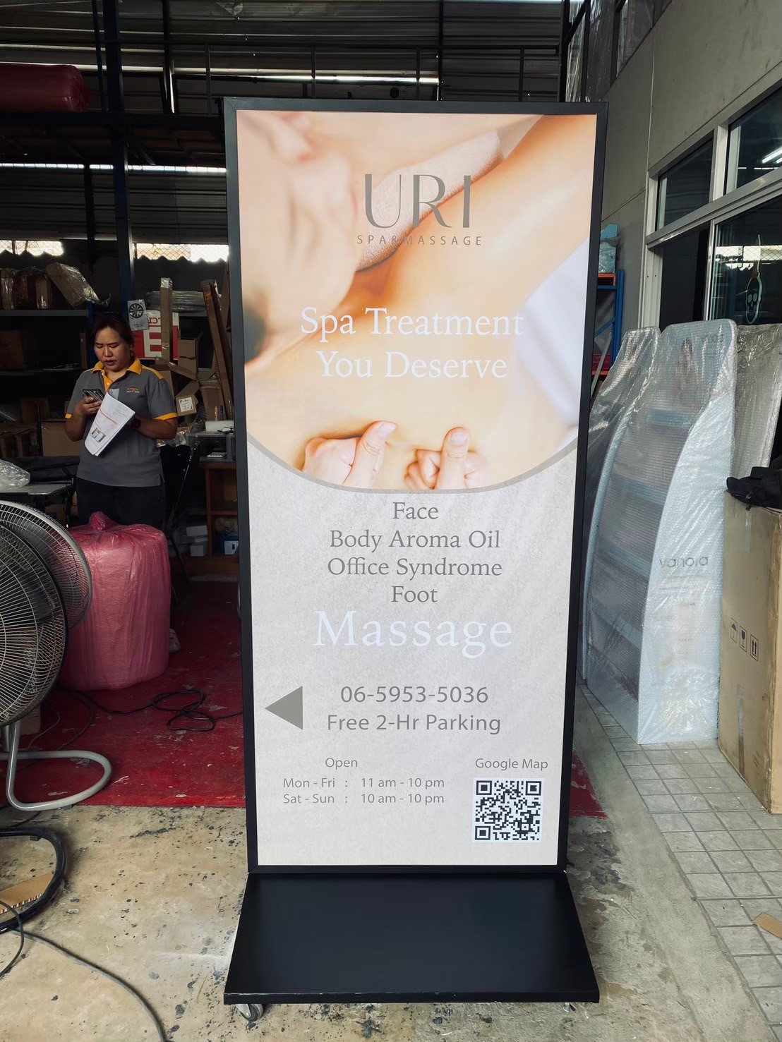 ตู้ไฟ LED ตั้งพื้น ฐาน SLOPE พร้อมล้อเลื่อน ขนาด 100x200 cm.พร้อมแผ่นอะคริลิค 2 แผ่น โชว์งานพิมพ์ 2 ด้าน เหมาะกับภายนอกอาคาร