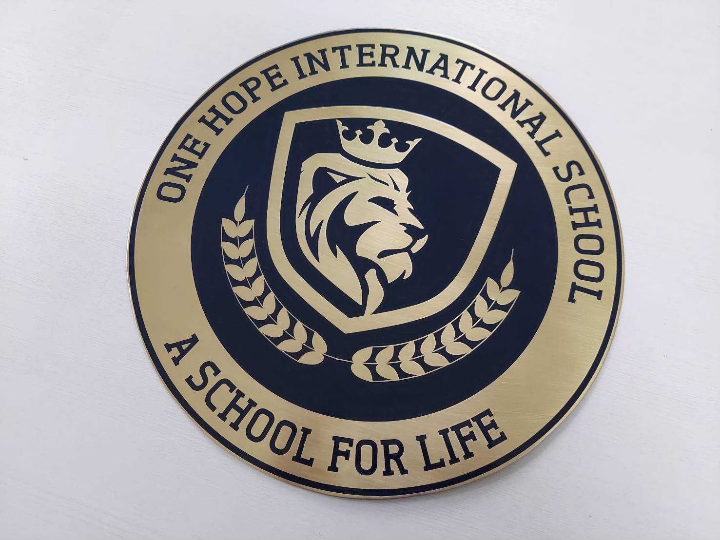 โลโก้โพเดียม โลโก้กัดกรด โลโก้หน่วยงาน กัดกรด วัสดุทองเหลือง UV PRINT หรือกัดกรด สั่งผลิตตามขนาดและแบบที่ต้องการ