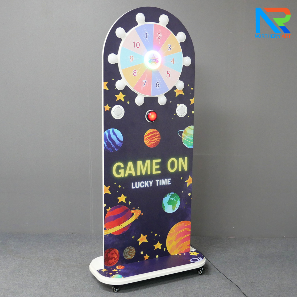 เกมส์วงล้อไฟฟ้าตั้งพื้น แบบปุ่มกดแรนดอม ไฟวิ่งวนพร้อมเสียง ขนาด (W)70 x (D)35 x (H)156 ซม.