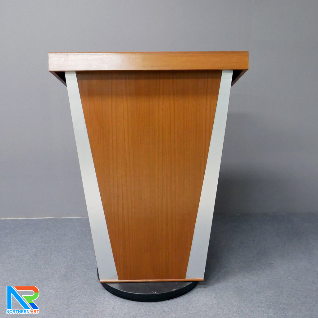 โพเดียมไม้ ยืนคู่ สีสัก พร้อมแถบสีบรอนซ์ด้านข้าง ขนาด(W)90 x (L)47 x (H)121 ซม.