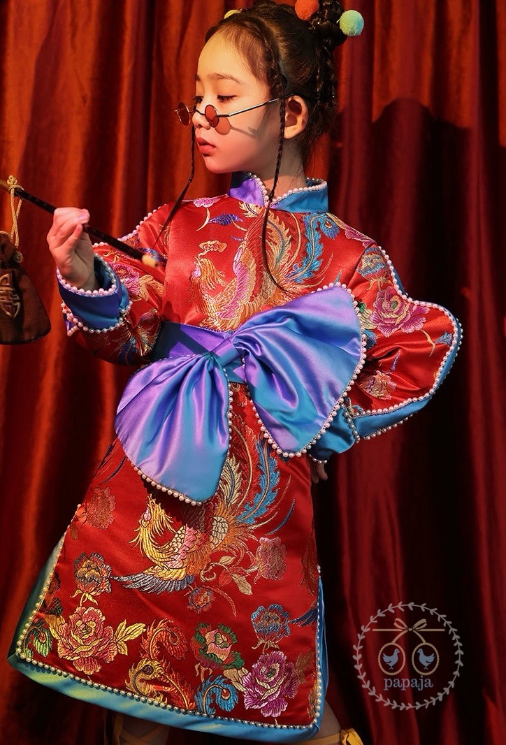 เดรสกี่เพ้าประยุุกต์แขนยาวสีแดง งานไฮพรีเมี่ยม ผ้าสวยมากๆ ดีเทลโบว์สีฟ้าแต่งไข่มุกรอบอันโตที่ช่วงเอว
