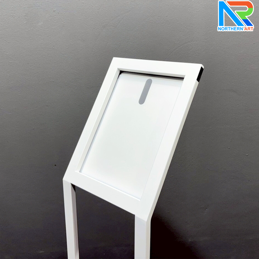 โปสเตอร์สแตนด์ตั้งพื้น รุ่นโชว์รูมรถ ขนาด A4 สอดงานพิมพ์ด้านบน วัสดุเหล็ก สีขาว มั่นคงแข็งแรง