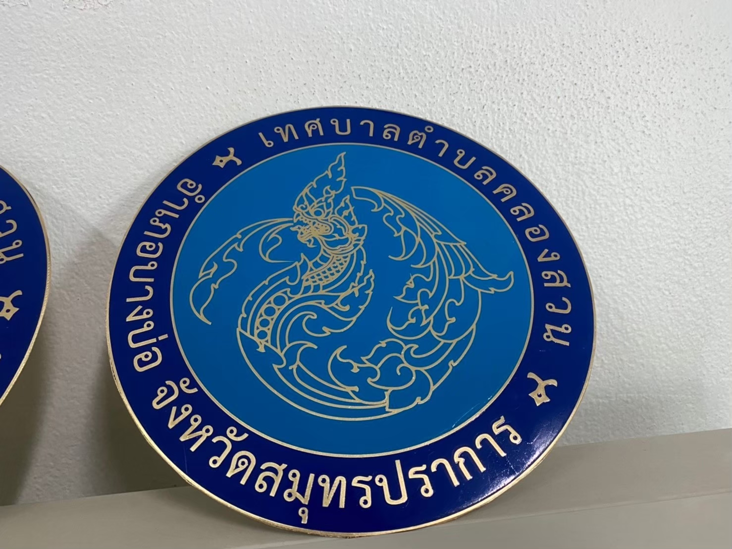 โลโก้โพเดียม โลโก้หน่วยงาน ขนาด 20-25 ซม. วัสดุสแตนเลสหนา 0.8 mm. พิมพ์ UV PRINT สั่งผลิตตามแบบ