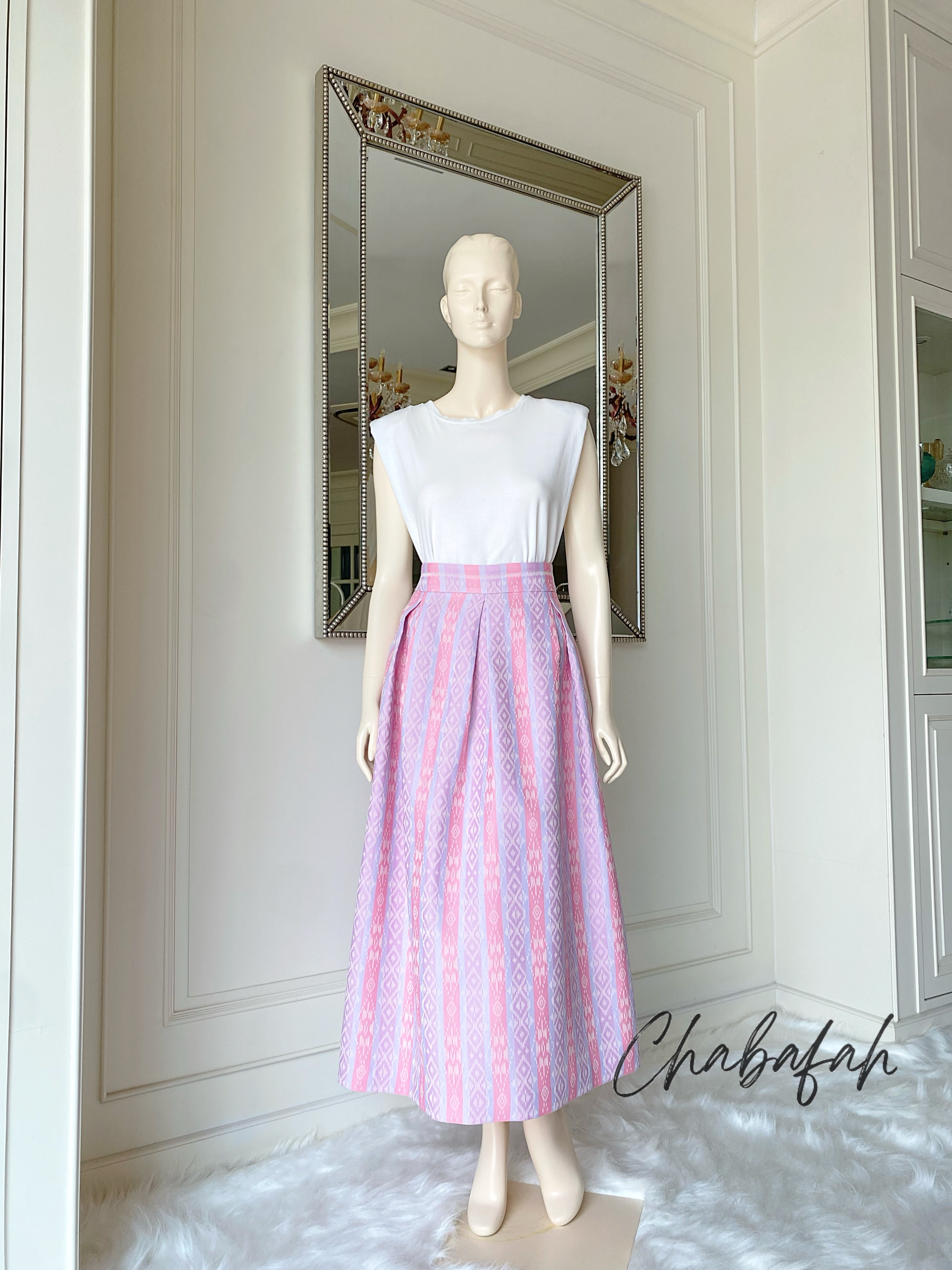(No. 007) กระโปรงผ้าฝ้ายไทยทอเครื่อง สีชมพูสลับสีม่วงสีน่ารักสดใส ทรงทวิส แบรนด์ Chabafah (ชบาฟ้า)