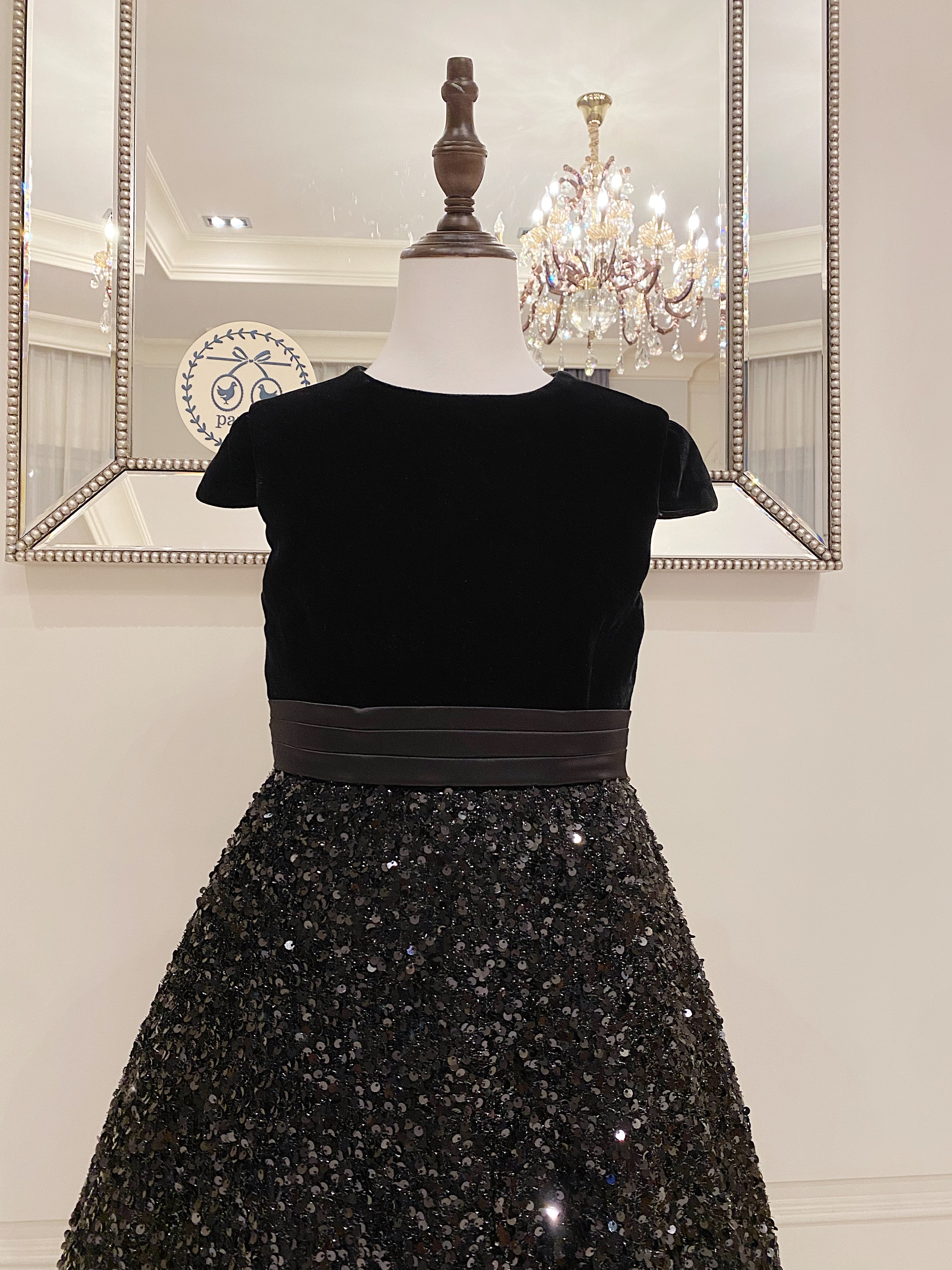 เดรสราตรียาวสีดำแขนล้ำ (งานไฮพรีเมี่ยม) ดีเทลผ้ากำมาหยี่ช่วงบน ปักเลื่อมที่กระโปรง