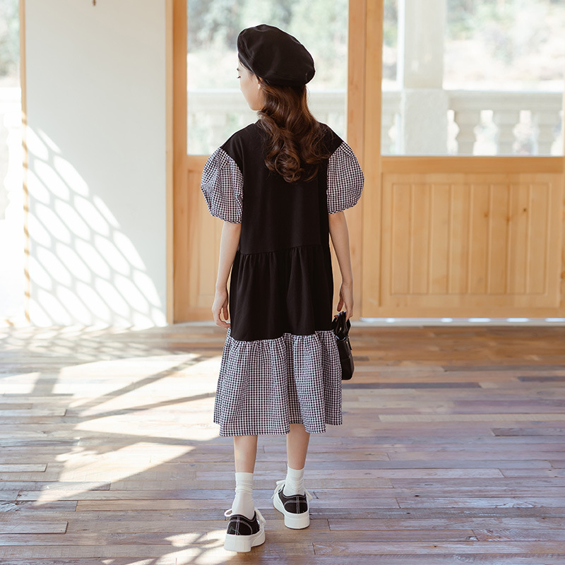 เดรสยาวแขนตุ๊กตาสีดำ สกรีนลายช่วงอก แต่งผ้าลายสก็อตที่แขนและชายกระโปรง