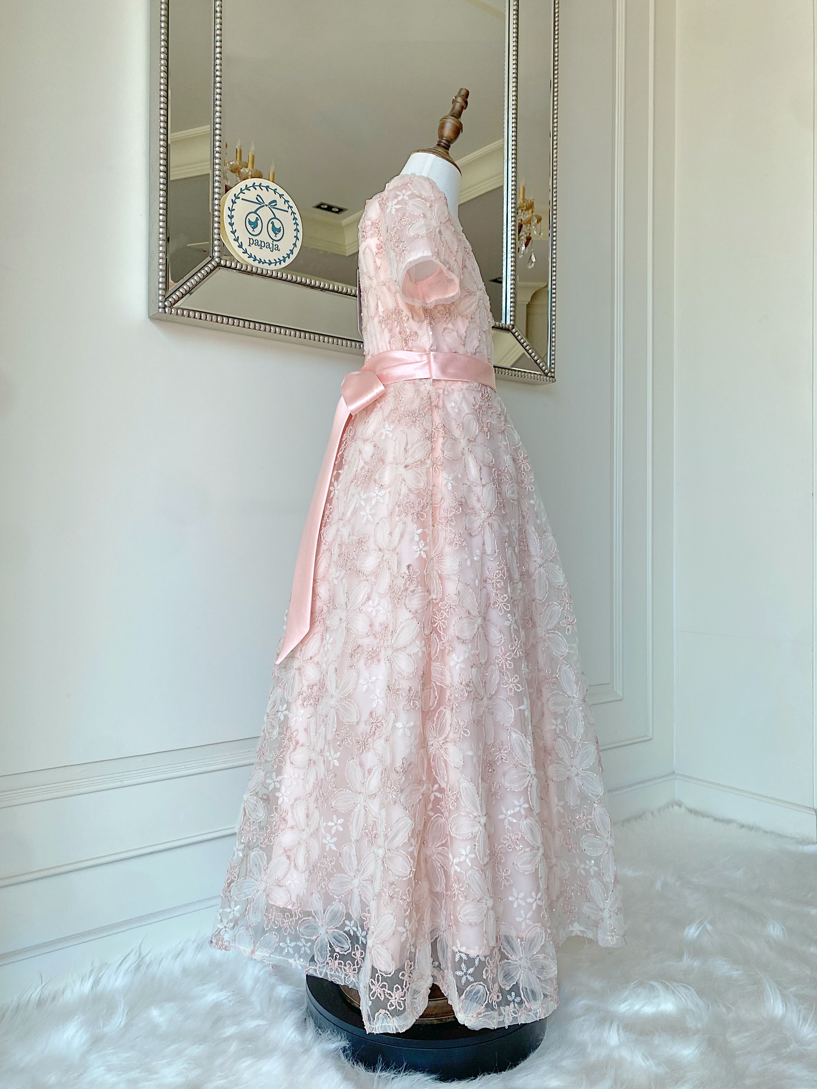 เดรสออกงานราตรียาวแขนตุ๊กตา (งานไฮพรีเมี่ยม) ผ้าลูกไม้ฉลุโทนสีชมพูอ่อน ลุคผู้ดี สวยคลาสสิค