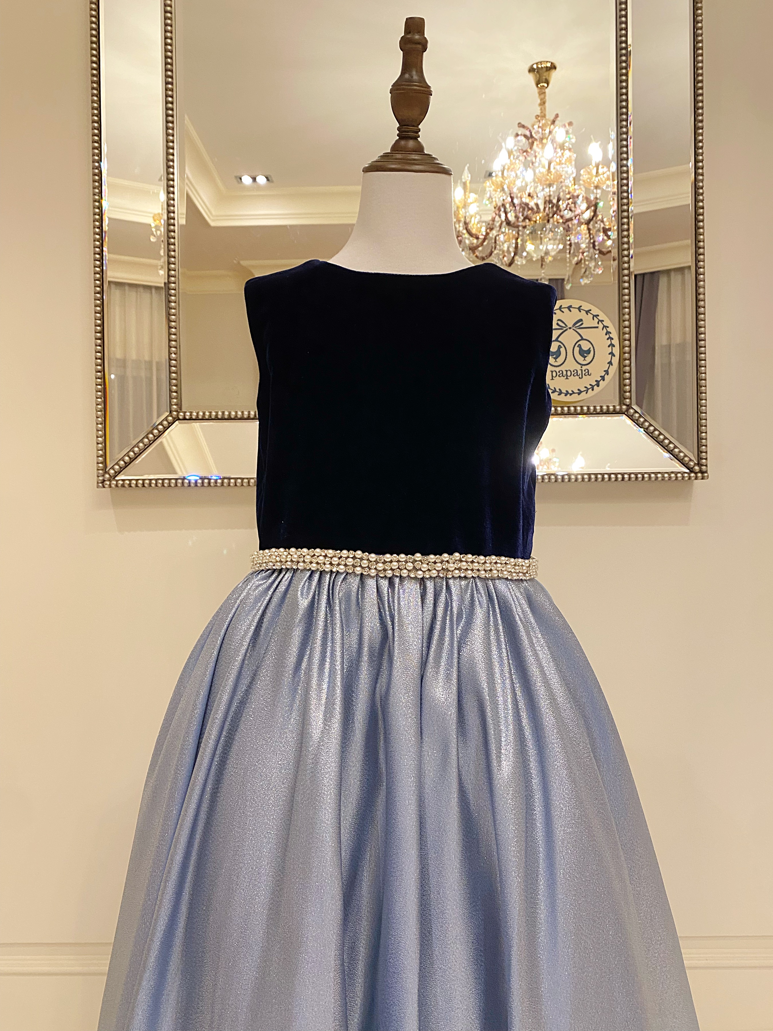 เดรสออกงานราตรียาวแขนกุดสีน้ำเงิน (งานไฮพรีเมี่ยม) ผ้า 2 Textures ช่วงบนผ้ากำมะหยี่ ช่วงล่างผ้าเมทาลิค ช่วงเอวประดับไข่มุก