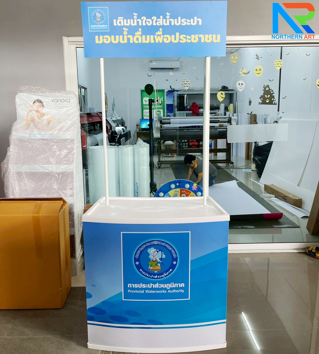 SALE ! โต๊ะชงชิม บูขชงชิม ขนาด (W)80.5 x (D)39 x (H)196.5 cm. โครงพลาสติกABS สีขาว พร้อมชั้นวางของ ถอดประกอบได้ แถมกระเป๋า 1 ใบ