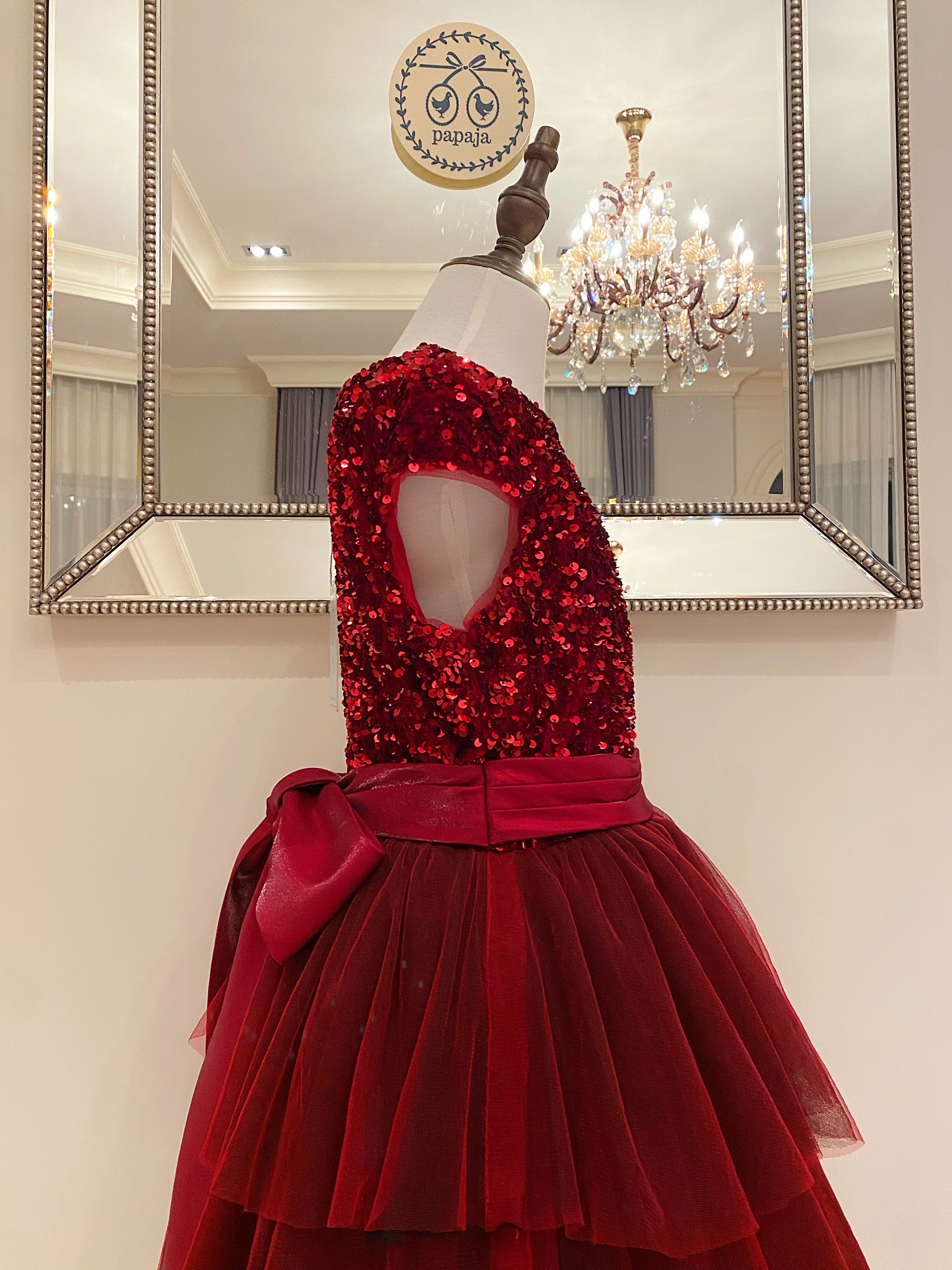 เดรสราตรีสั้นสีแดงแขนสั้น (งานไฮพรีเมี่ยม) ดีเทลปักเลื่อมด้านบน กระโปรงระบาย 3 ชั้น