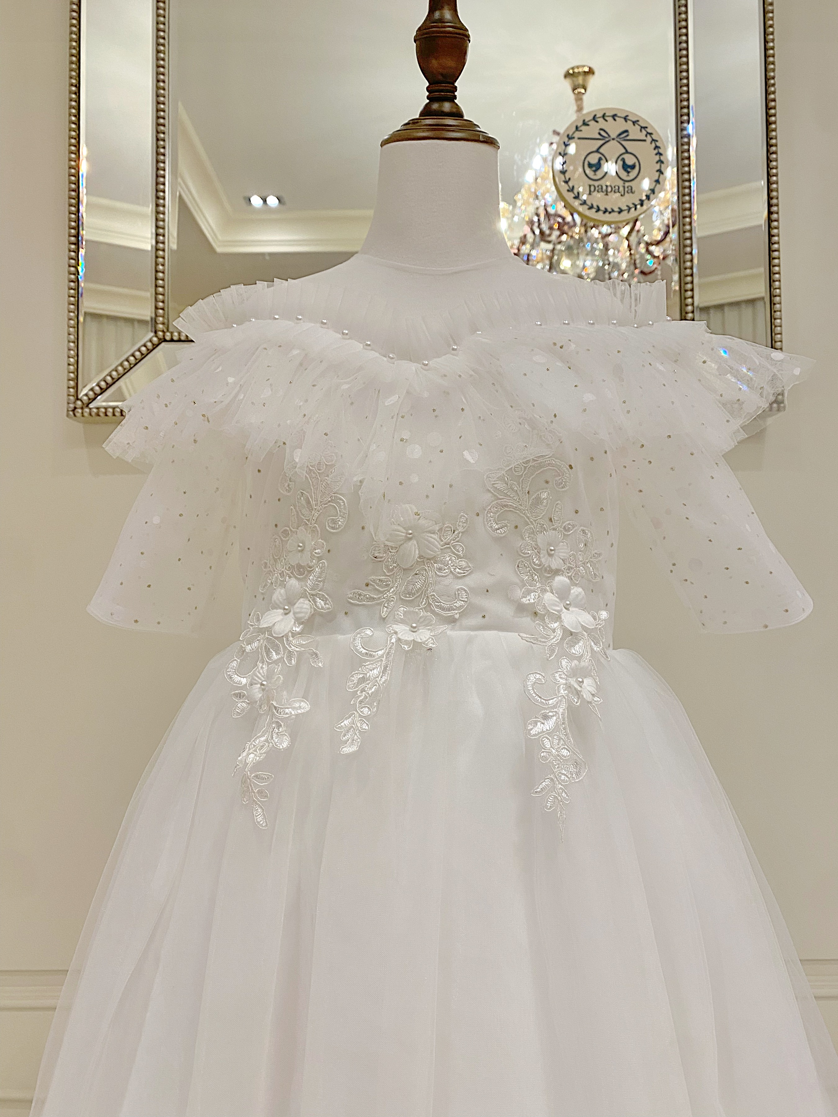 เดรสออกงานราตรียาวแขนสี่ส่วนสีขาวออฟไวท์ ดีเทลแต่งระบายรอบแขน