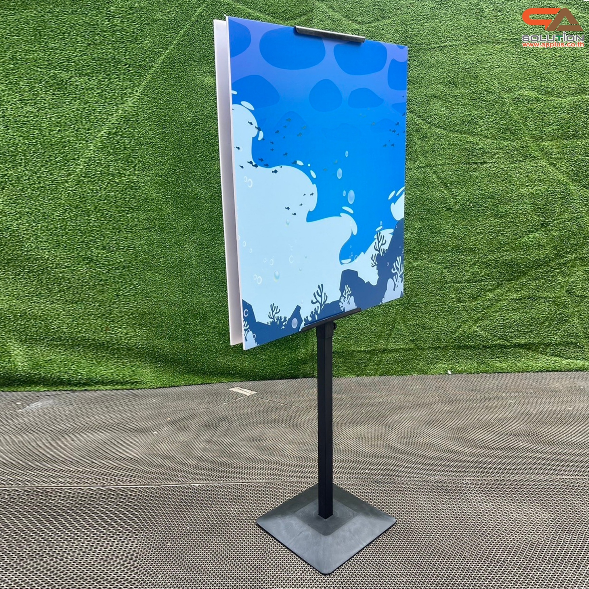 ขาตั้งโปสเตอร์เหล็ก แบบตรง ฐานพลาสติก-ขึ้นรูป เสริมแผ่นยางถ่วงน้ำหนัก โชว์งานพิมพ์ 2 ด้าน ปรับระดับได้ ถอดประกอบเคลื่อนย้ายสะดวก