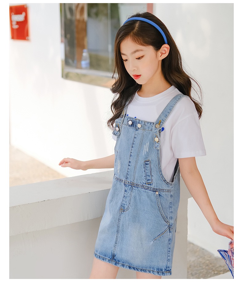 เซตเอี๊ยมยีนส์ทรงคลาสสิคพร้อมเสื้อยืดแขนสั้นสีขาว