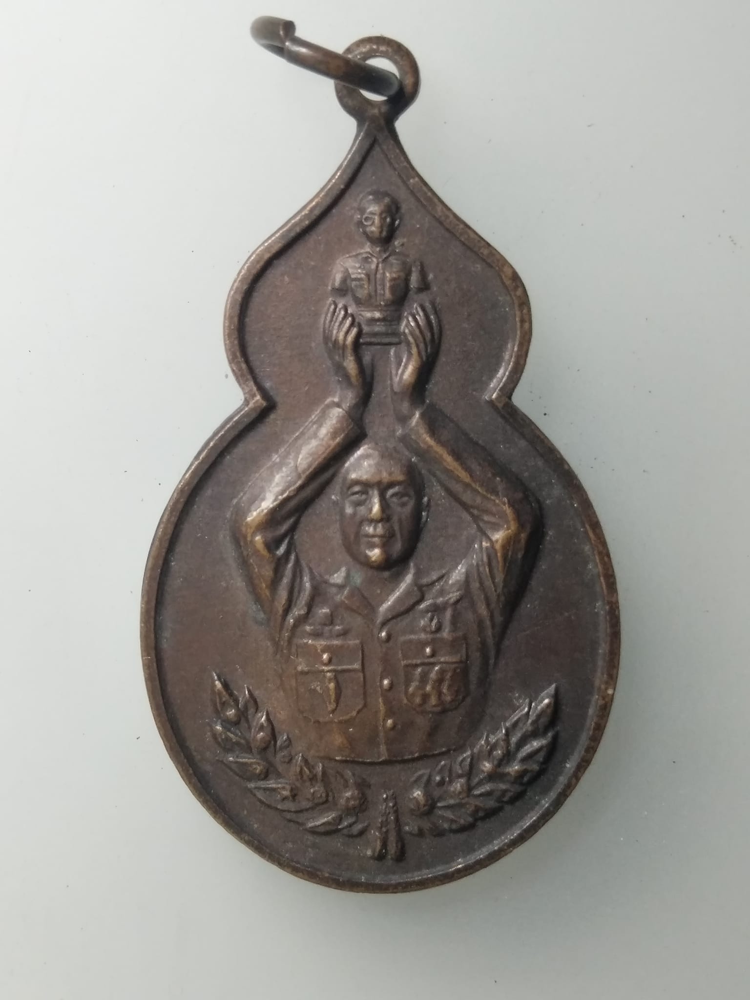 H347 เหรียญกล้าหาญ เทิดทูน องค์เหนือหัว เสียสละ สัจจะ กล้าหาญ รักษาชาติอยู่ได้ (สร้างเพื่อสดุดีวีรกรรมของ พล.อ.อรุณ ทวาทสิณ ที่สละชีวิตไม่ยอมร่วมมือกับคณะปฏิวัติ )