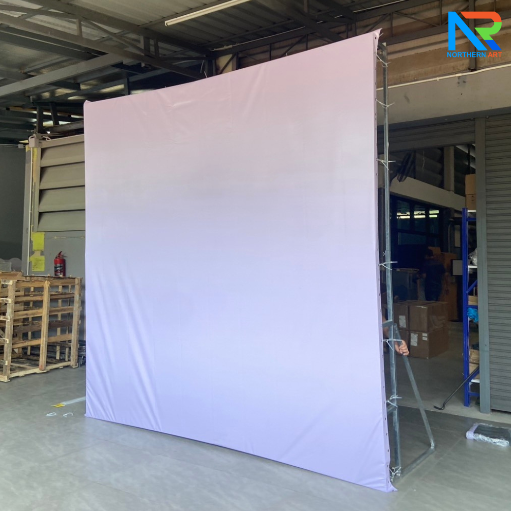 เช่าแบคดรอบไวนิล ขนาด (W)200-300 x (H)200-300 cm. โครงเหล็กพร้อมขาค้ำยัน เหมาะกับงานภายนอกอาคาร