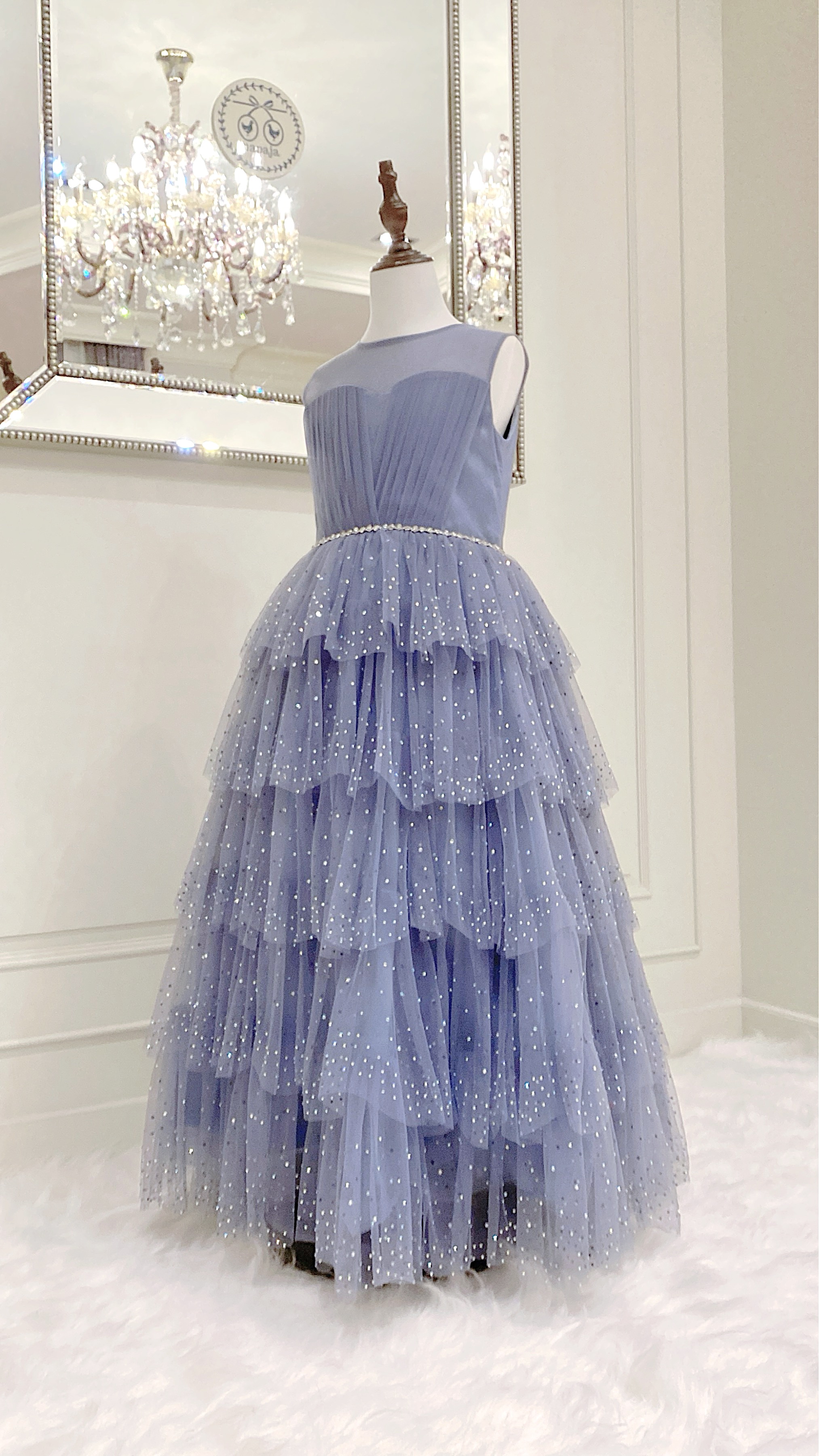 เดรสราตรียาวสีฟ้าครามแขนกุด (งานไฮพรีเมี่ยม) ดีเทลกระโปรงระบายประดับคริสตัล Swarovski แท้ทีละเม็ดด้วยมือ