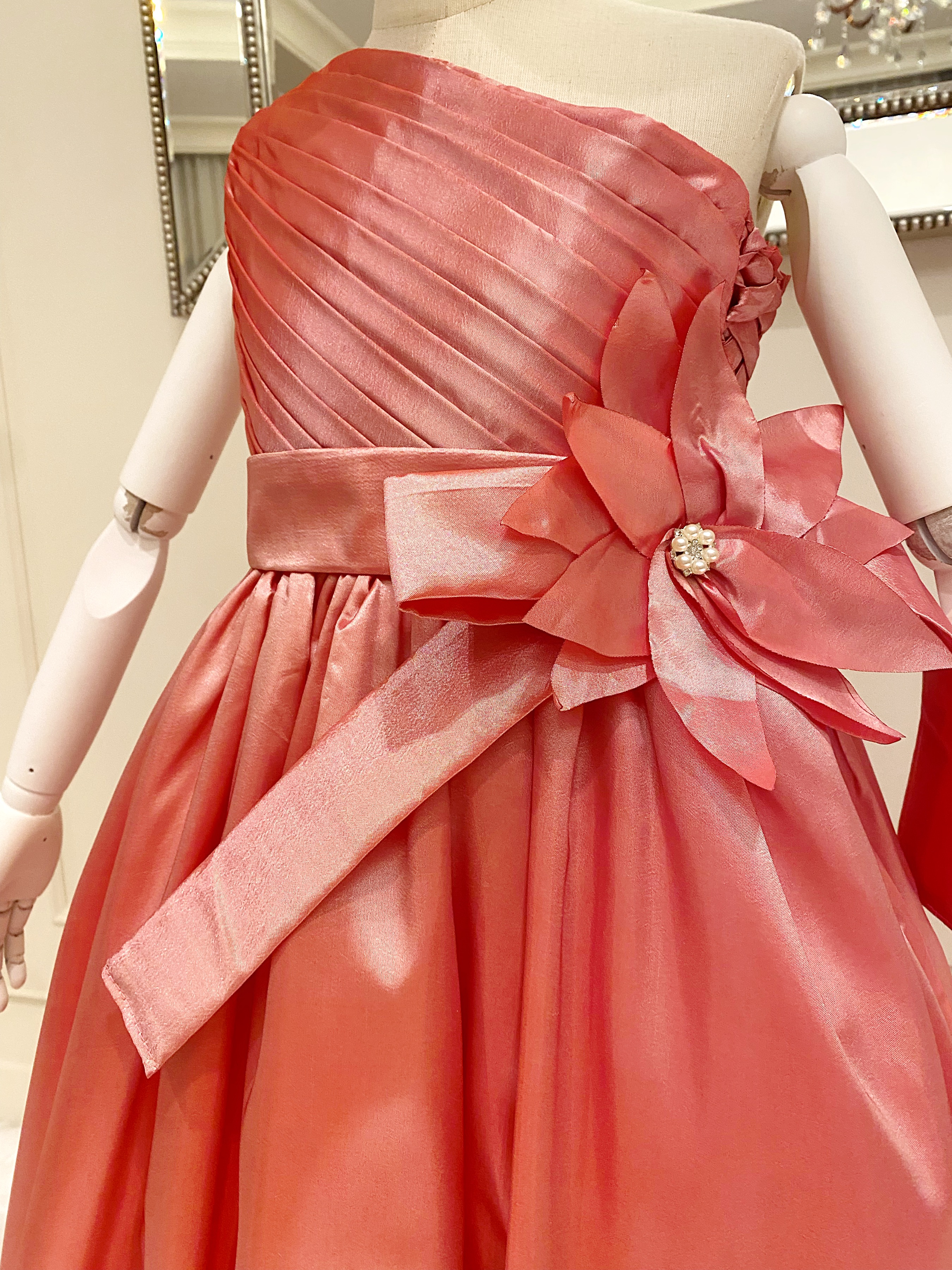 เดรสออกงานราตรียาวไหล่เดียวสีชมพูพีช (งานไฮพรีเมี่ยม) ดีเทลจับเดรปกระโปรงบานยาวแบบหางปลา