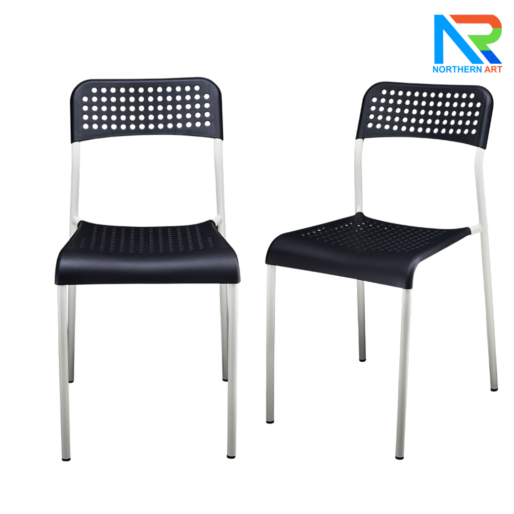 เช่าเก้าอี้ พลาสติกโพลีโพรพิลีน (PP) สีขาว พร้อมรูระบายอากาศตรงที่นั่งและพนักพิง ขาโลหะ รองรับน้ำหนักได้ดี