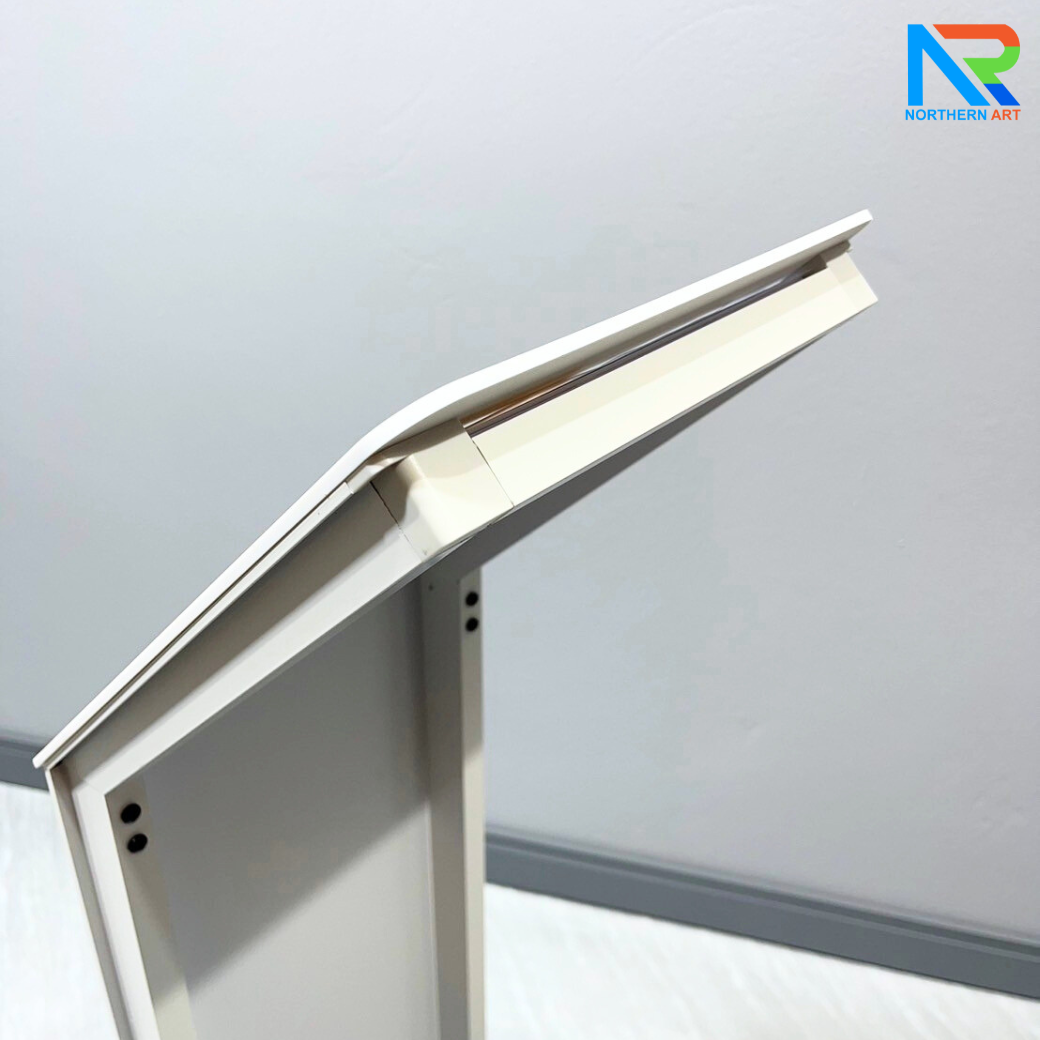 โปสเตอร์สแตนด์ตั้งพื้น รุ่นโชว์รูมรถ ขนาด A4 สีขาว สอดงานพิมพ์ด้านบน เปลี่ยนงานพิมพ์ง่าย ฐานมั่นคงแข็งแรง