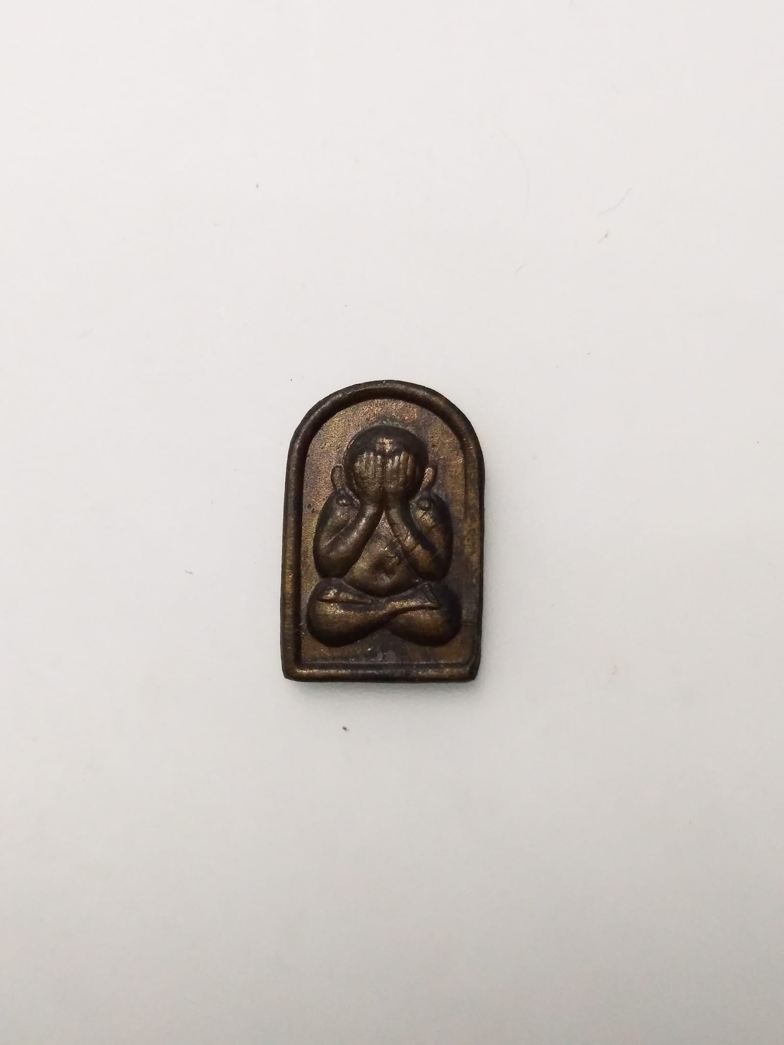 E408 พระปิดตาใบมะขาม หลังธรรมจักร