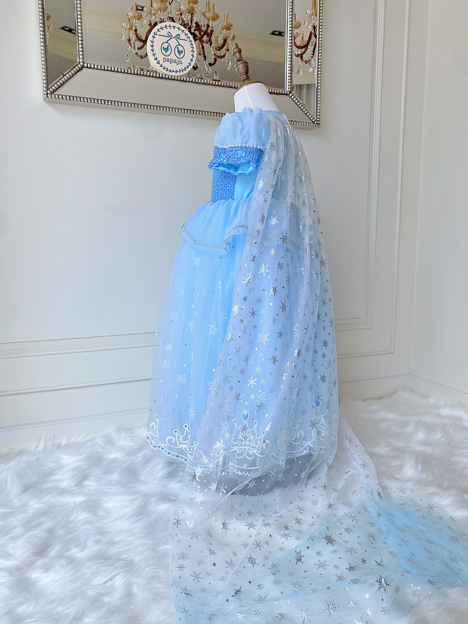 ชุดเจ้าหญิงเจ้าหญิงเอลซ่า รุ่นแขนตุ๊กตา ดีไซส์โบว์กลางอก ปักมุก พร้อมผ้าคลุมถอดออกได้