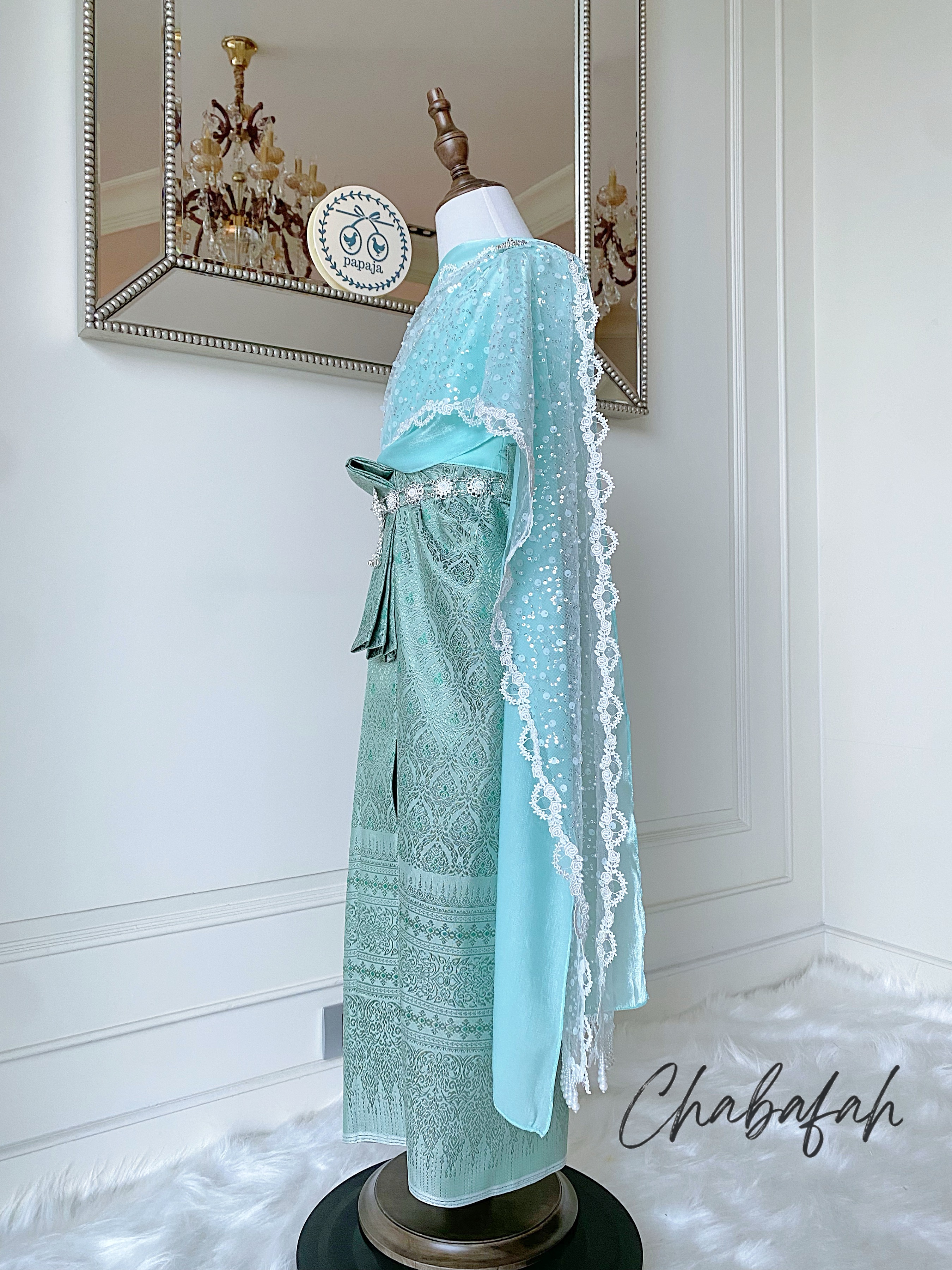 เดรสชุดไทยสไบเฉียง สีเขียวมิ้นท์ แบรนด์ Chabafah พร้อมเครื่องประดับ 3 ชิ้น