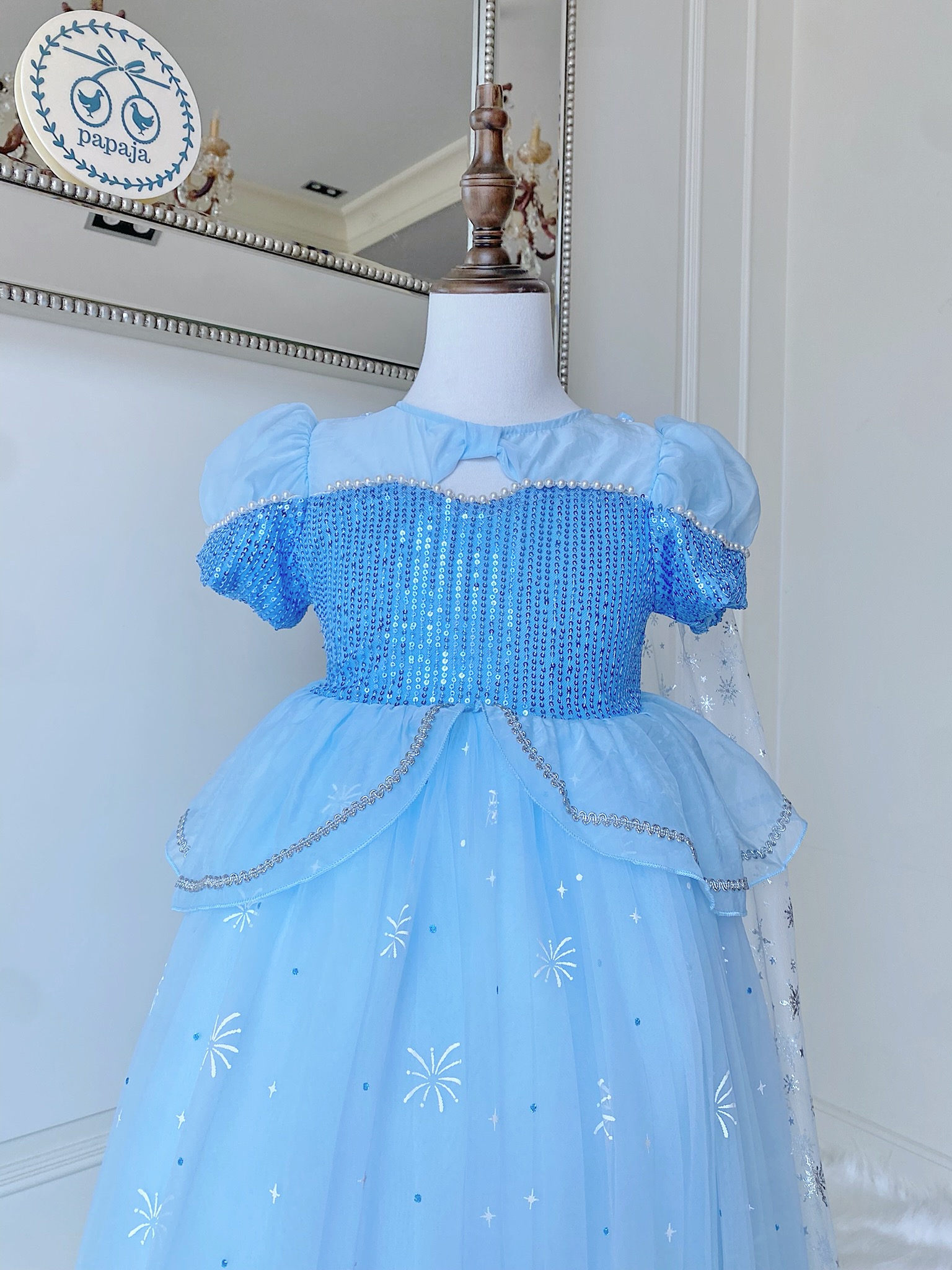 ชุดเจ้าหญิงเจ้าหญิงเอลซ่า รุ่นแขนตุ๊กตา ดีไซส์โบว์กลางอก ปักมุก พร้อมผ้าคลุมถอดออกได้