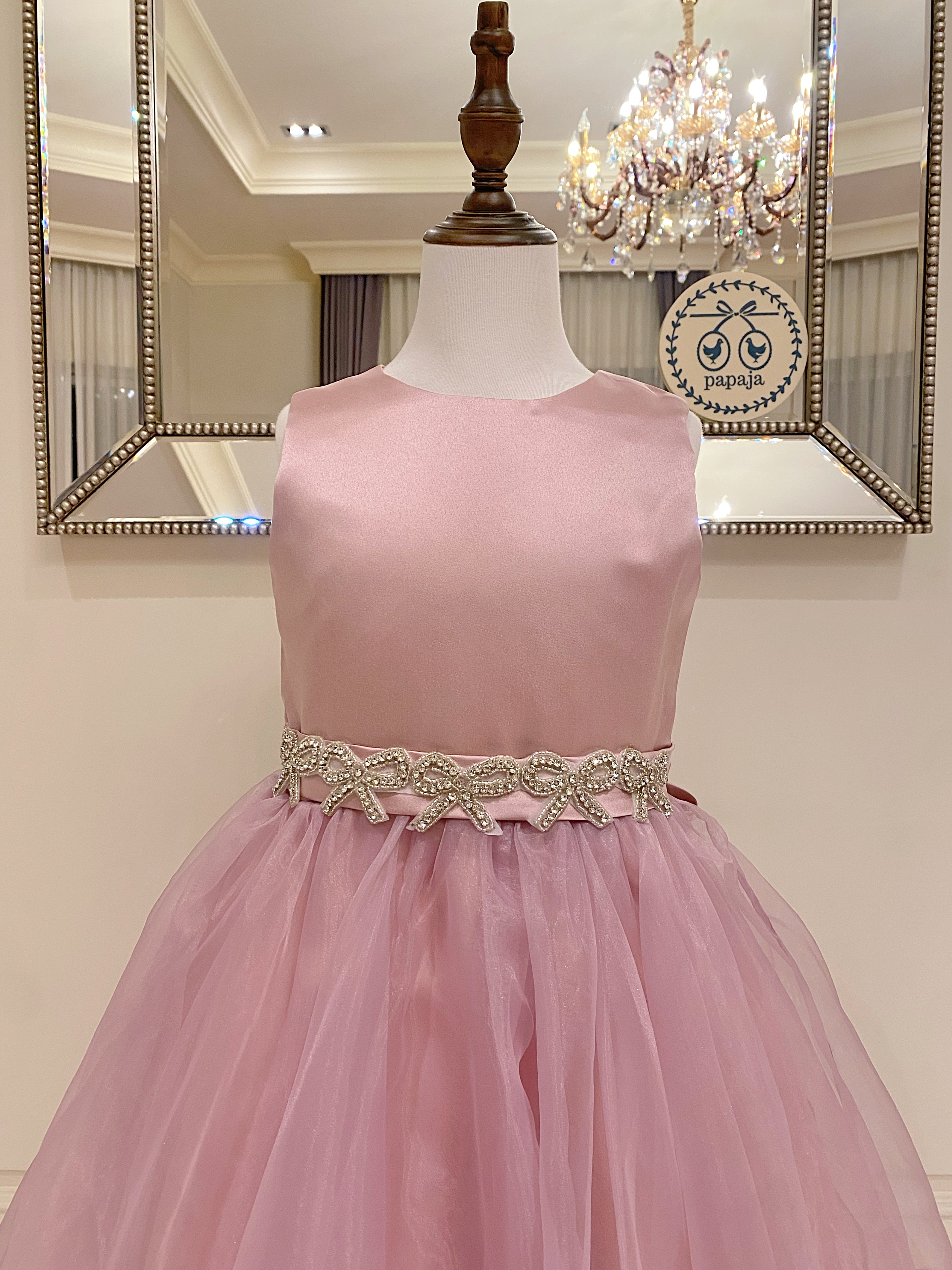 เดรสออกงานราตรียาวแขนกุด สีชมพูหวานอมตุ่น (งานไฮพรีเมี่ยม) ดีเทลลายปักเพชรหนามเตยรูปริบบิ้นที่ช่วงเอว