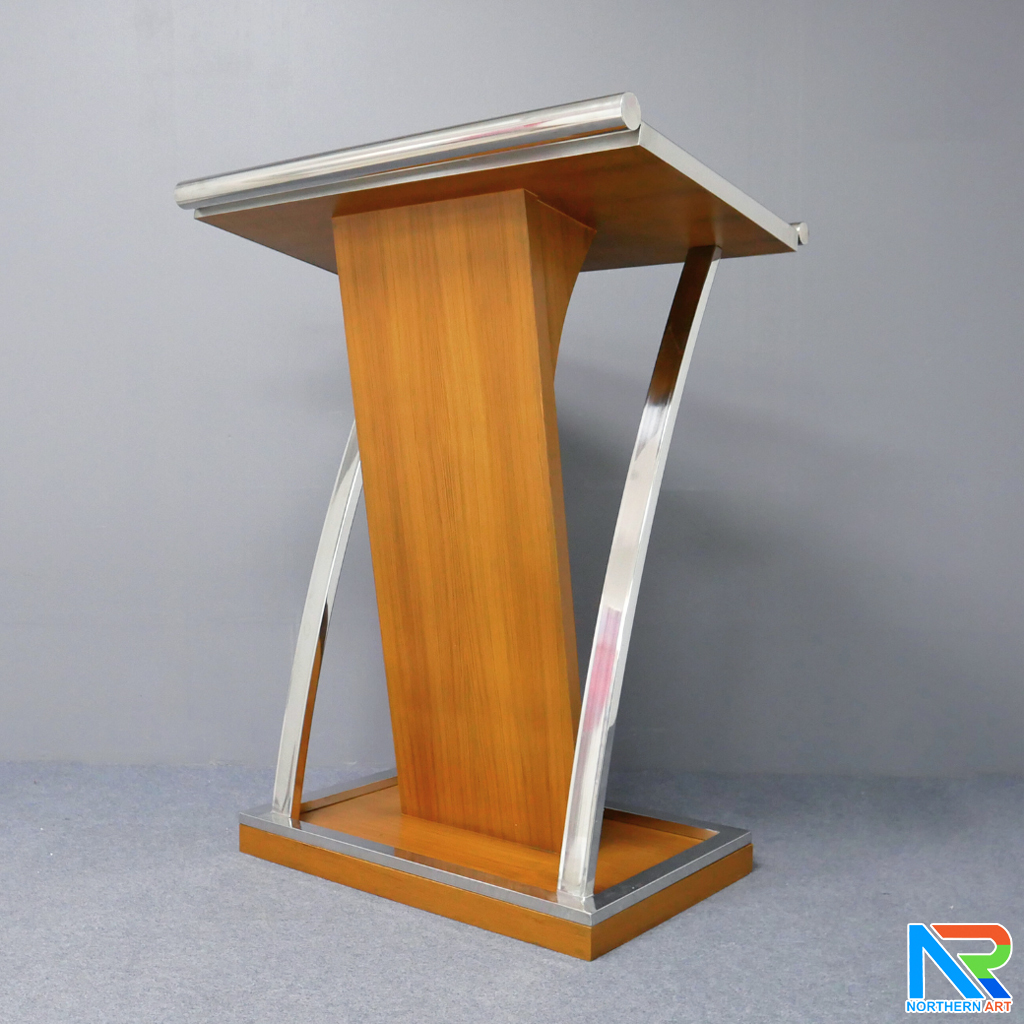 โพเดียมไม้ยืนคู่ Top หุ้มสแตนเลสยืนคู่ สีสัก ขนาด (W) 90x (L) 59 x (H) 120 cm. พร้อมตกแต่งเสาโค้งสแตนเลสเกรด304