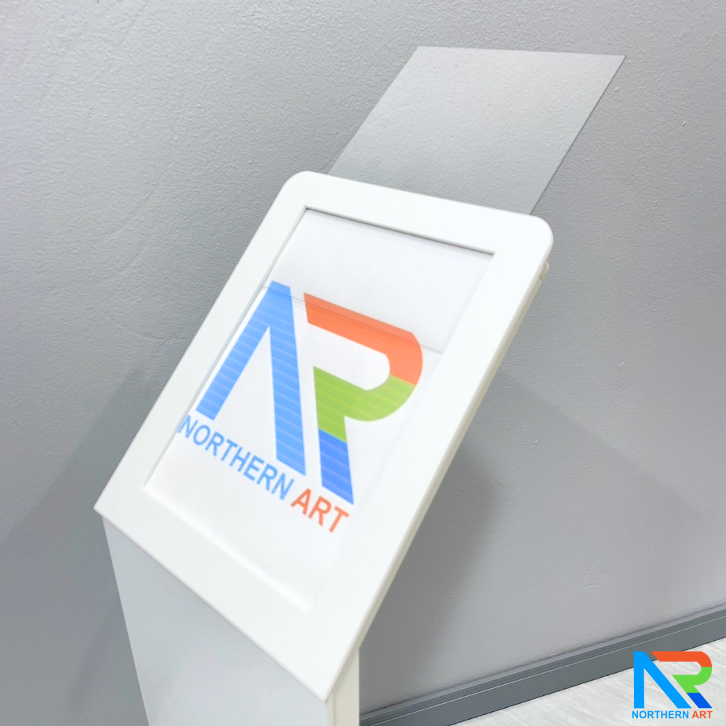 โปสเตอร์สแตนด์ตั้งพื้น รุ่นโชว์รูมรถ ขนาด A4 สีขาว สอดงานพิมพ์ด้านบน เปลี่ยนงานพิมพ์ง่าย ฐานมั่นคงแข็งแรง