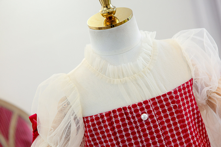 เดรสแขนยาวสีแดงผ้าทอลายตารางเล็กดีเทลช่วงแขนและไหล่ตัดด้วยผ้าสีครีม