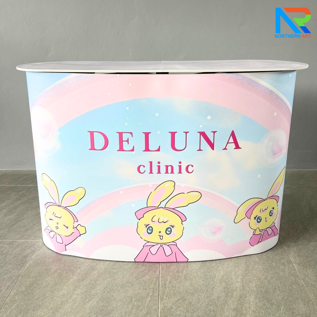 เคาน์เตอร์ออกบูธ รุ่นโค้ง TOPสีขาว มีชั้นวาง ขนาด (W)131 x (D)39 x (H) 87 cm.โครงอะลูมิเนียม พับเก็บได้ เคลื่อนย้ายสะดวก