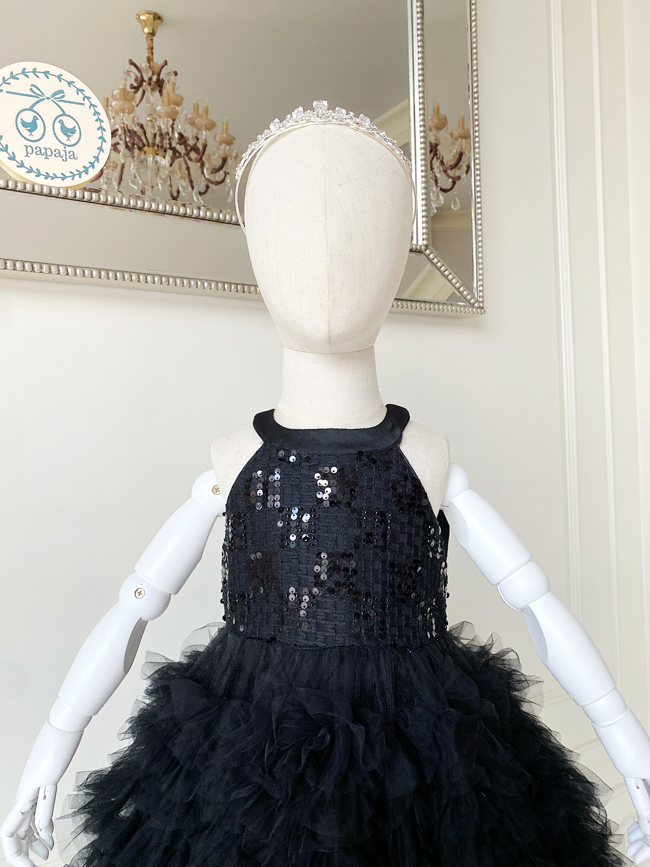 เดรสราตรียาวสี่ส่วนสีดำแขนกุก ดีเทลหลังเว้าประดับโบว์ กระโปรงจับเดรปฟูน่ารัก