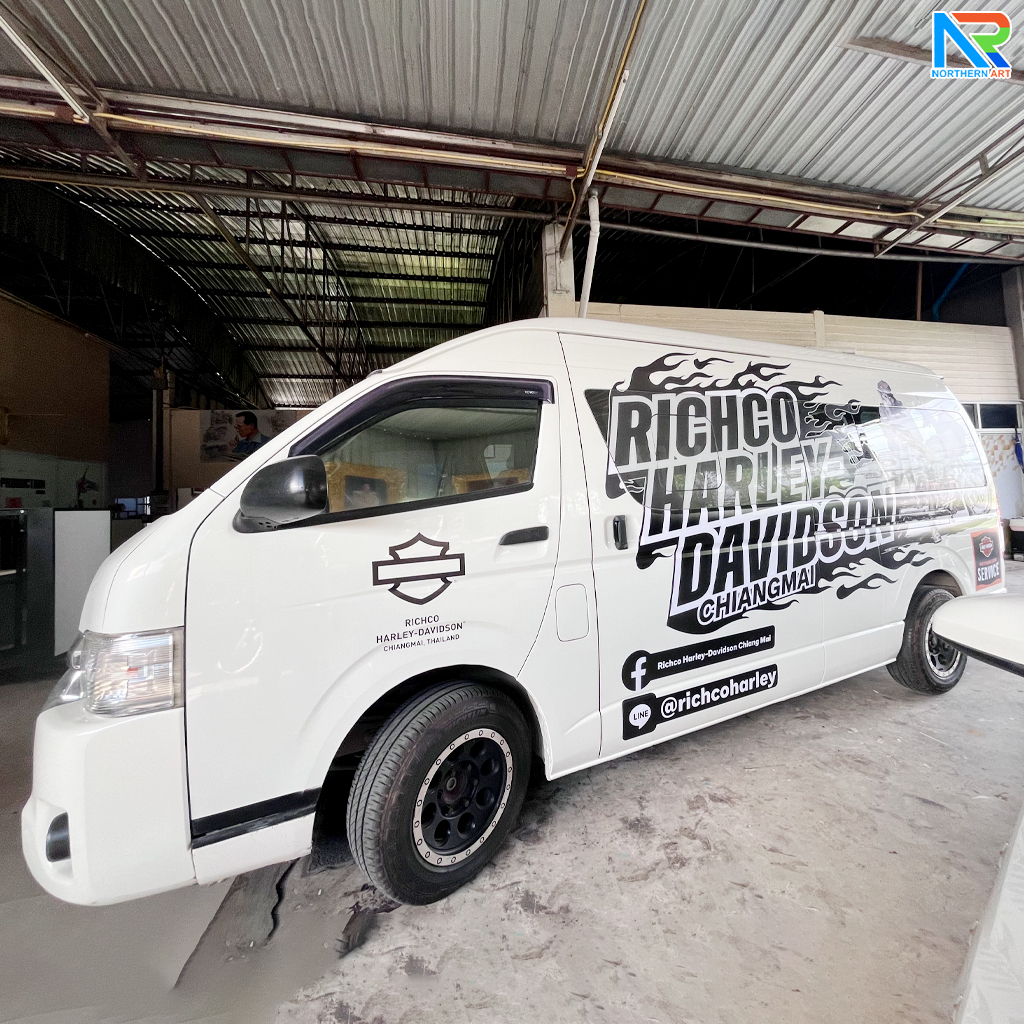 สติ๊กเกอร์ติดรถตู้ ไม่ทิ้งคราบกาว สั่งผลิตและติดตั้งตามแบบที่ต้องการ ติดได้ กรุงเทพ และ เชียงใหม่