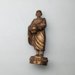 G362 รูปหล่อหลวงตาพวง วัดศรีธรรมาราม จ.ยโสธร พิมพ์ยืนอุ้มบาตร เนื้อทองแดง ปี 2542 ตอกโค๊ด พ.พานที่ฐานด้านหน้า