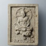 H352 พระผงรูปเหมือนนั่งเสือหลังธรรมจักร หลวงพ่อเปิ่น วัดบางพระ จ.นครปฐม รุ่นสร้างโรงพยาบาล ปี 2536