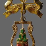 H563 เหรียญเสมาฉลุพระแก้วมรกต หลังยันต์ดวง เก่า ไม่ทราบที่