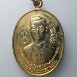 H124 เหรียญในหลวงรัชกาลที่9 หลังพระมหากษัตริย์ 8 รัชกาล เนื้อกะไหล่ทอง สมโภชกรุงรัตนโกสินทร์ 200 ปี พ.ศ.2525 จัดสร้างโดยมูลนิธิ 5 ธันวามหาราช พิธีใหญ่ เกจิดังหลายรูปปลุกเสก สวยทรงคุณค่า น่าสะสมบูชา