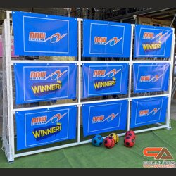 เกมส์ฟุตบอล ขนาด (W)303 x (D)99.5 x (H)200 cm.โครงเหล็กสีขาว พร้อมป้ายเลข 1-9 แถมลูกบอล 2 ลูก