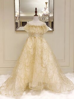 เดรสออกงานราตรียาวแขนเกาะไหล่ปักเลื่อมสีทองอร่าม ชายกระโปรงหางยาวอลังการมาก