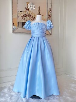 เดรสราตรียาวสีฟ้าครามแขนตุ๊กตา ดีเทลจับเดรปช่วงบนและเอว ผ้าดัสเชสเนื้อไหมแก้ว ชุดนี้คัตติ้งและผ้าสวยมากๆ