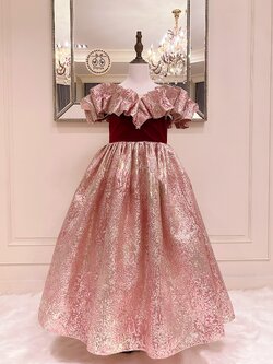 เดรสออกงานราตรียาวแขนกุดเปิดไหล่ สีไวน์แดงดีเทลผ้าทอดิ้นสุดหรู