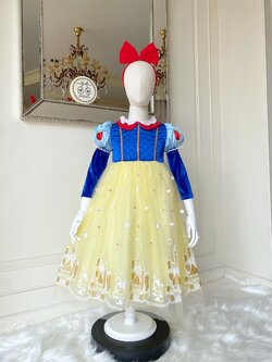 ชุดเจ้าหญิงสโนวไวท์ รุ่นคลาสสิคแขนยาวกำมะหยี่ พร้อมที่คาดผมโบว์สีแดง