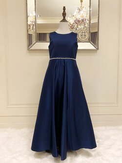 เดรสออกงานราตรียาวแขนกุดสีน้ำเงินกรมท่า (Midnight Blue) (งานไฮพรีเมี่ยม) ดีเทลประดับเส้นเพชรช่วงเอว รุ่นเรียบหรูผู้ดี