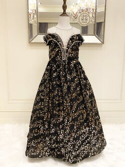 เดรสออกงานราตรียาวแขนกุดเกาะไหล่สีดำปักเลื่อมทองสีตัดกันโดดเด่น ดีเทลงานปักช่วงอกแน่นๆ