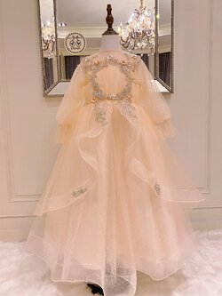 เดรสออกงานราตรียาวแขนยาวสีชมพูอมพีช ปักลายลูกไม้หวานละมุน