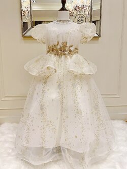 เดรสออกงานราตรียาวแขนตุ๊กตา สีขาวครีมคลาสสิค ดีเทลต่อระบายที่เอว และงานปักแน่นๆ