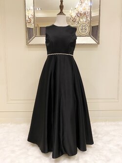 เดรสออกงานราตรียาวแขนกุดสีดำ (งานไฮพรีเมี่ยม) ดีเทลประดับเส้นเพชรช่วงเอว รุ่นเรียบหรูผู้ดี